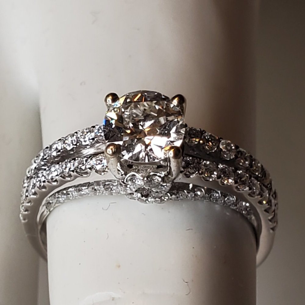 18K WHITE GOLD RING